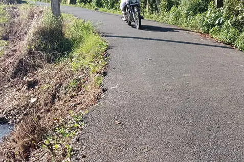 പറയങ്കേരി-കുരീത്തറ റോഡരിക് ഇടിയുന്നു