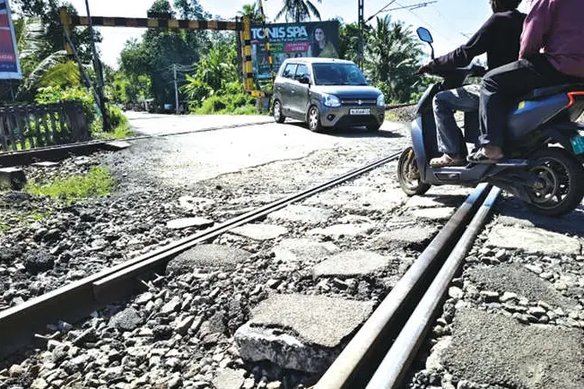 തകഴി ലെവൽക്രോസിൽ അപകടയാത്ര; റോഡുപൊളിച്ചിട്ട് രണ്ടാഴ്ച
