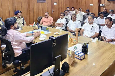 അനധികൃത രാഷ്ട്രീയനിർമിതികൾ നീക്കണമെന്ന് സബ് കളക്ടർ