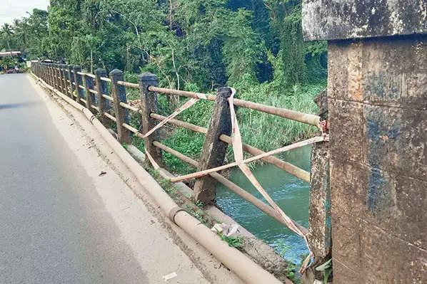 ഉച്ചാരക്കടവ് പാലം ഉഷാർ; തകർന്ന് കൈവരികൾ