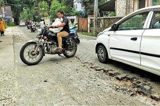 മഴയത്ത് ചെളി, വെയിലായാൽ പൊടി