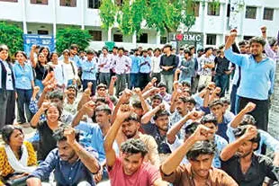 തൃക്കാക്കര ഭാരതമാതാ കോളേജിൽ പ്രതിഷേധം, വിദ്യാർഥി കസ്റ്റഡിയിൽ