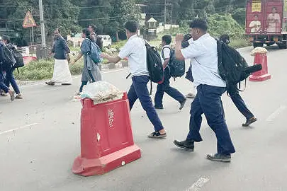 പന്തലാംപാടം നടപ്പാലം പൊളിച്ചു, റോഡ് കടക്കാൻ സാഹസം