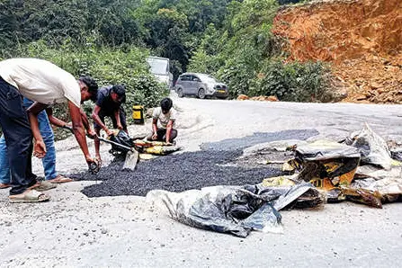 താമരശ്ശേരിച്ചുരത്തിലെ കുഴികൾ നികത്തിത്തുടങ്ങി