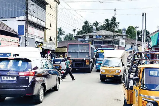 ഗതാഗതക്കുരുക്കിലമർന്ന് പനമരം