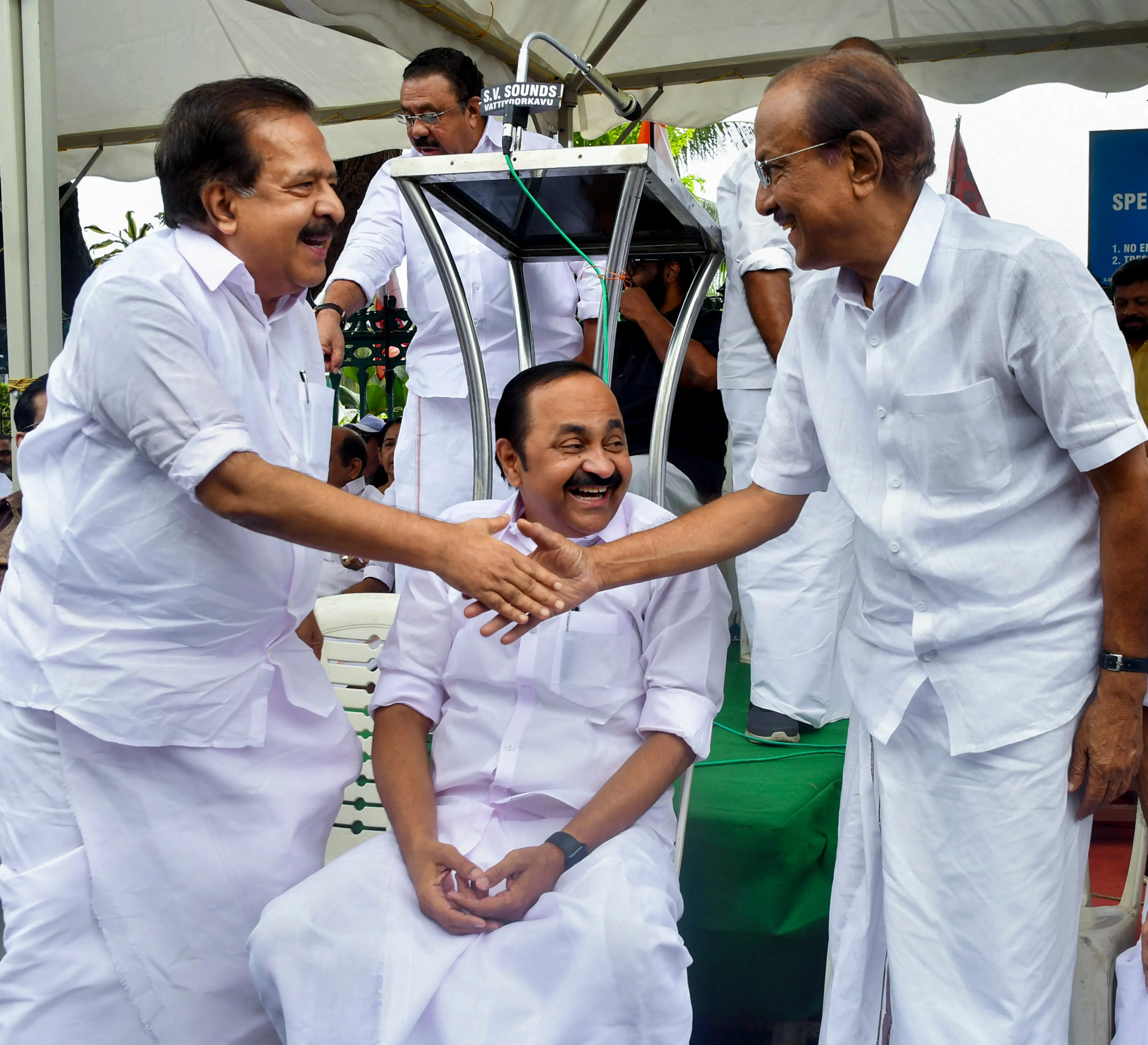 മുഖ്യമന്ത്രി വി.ഡി. സതീശനും (മധ്യത്തിൽ) മന്ത്രിമാരായ രമേശ് ചെന്നിത്തലയും പി.കെ. കുഞ്ഞാലിക്കുട്ടിയും (രണ്ട് അറ്റങ്ങളിൽ) | ഫോട്ടോ - പി.ടി.ഐ.
