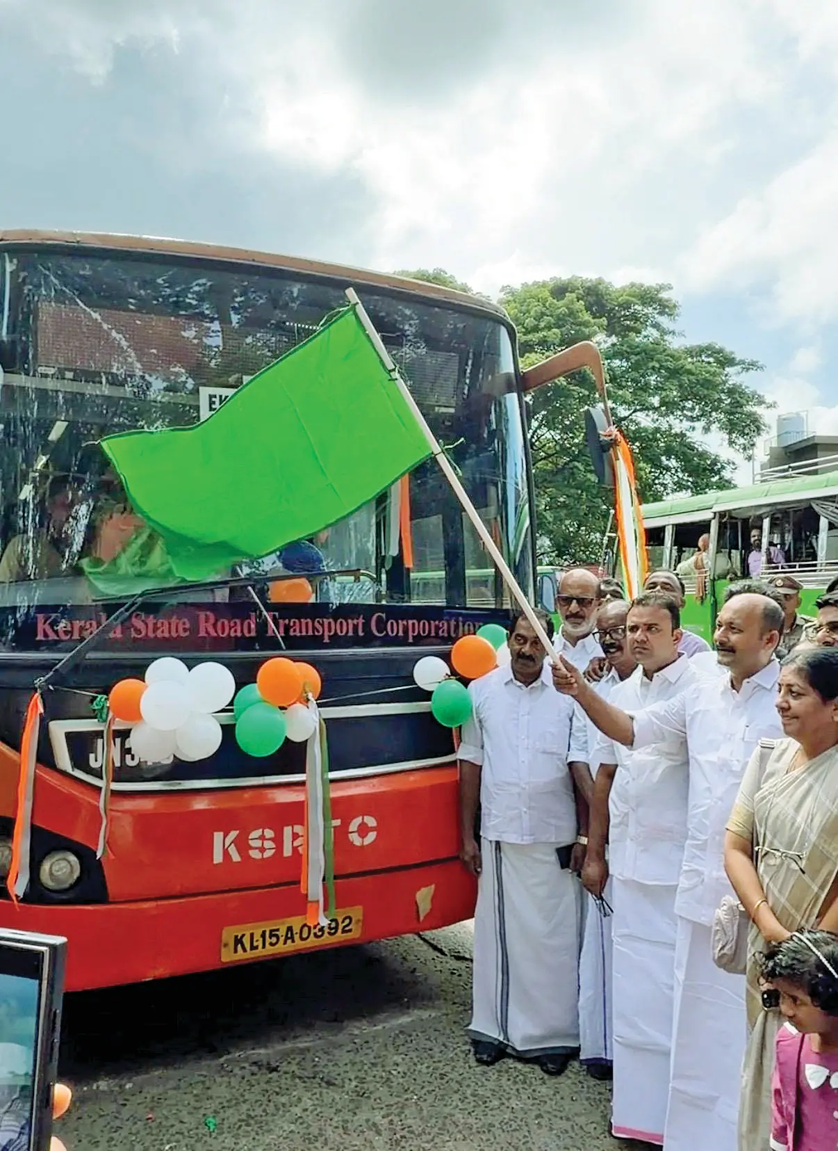 ഫോര്ട്ട്കൊച്ചിയില് നിന്നും നെടുമ്പാശ്ശേരിയിലേക്കുള്ള കെ.എസ്.ആര്.ടി.സി.യുടെ ലോ ഫ്ളോര് ബസ് സര്വീസ് മുഹമ്മദ് ഷിയാസ് എം.എല്.എ. ഫ്ളാഗ് ഓഫ് ചെയ്യുന്നു