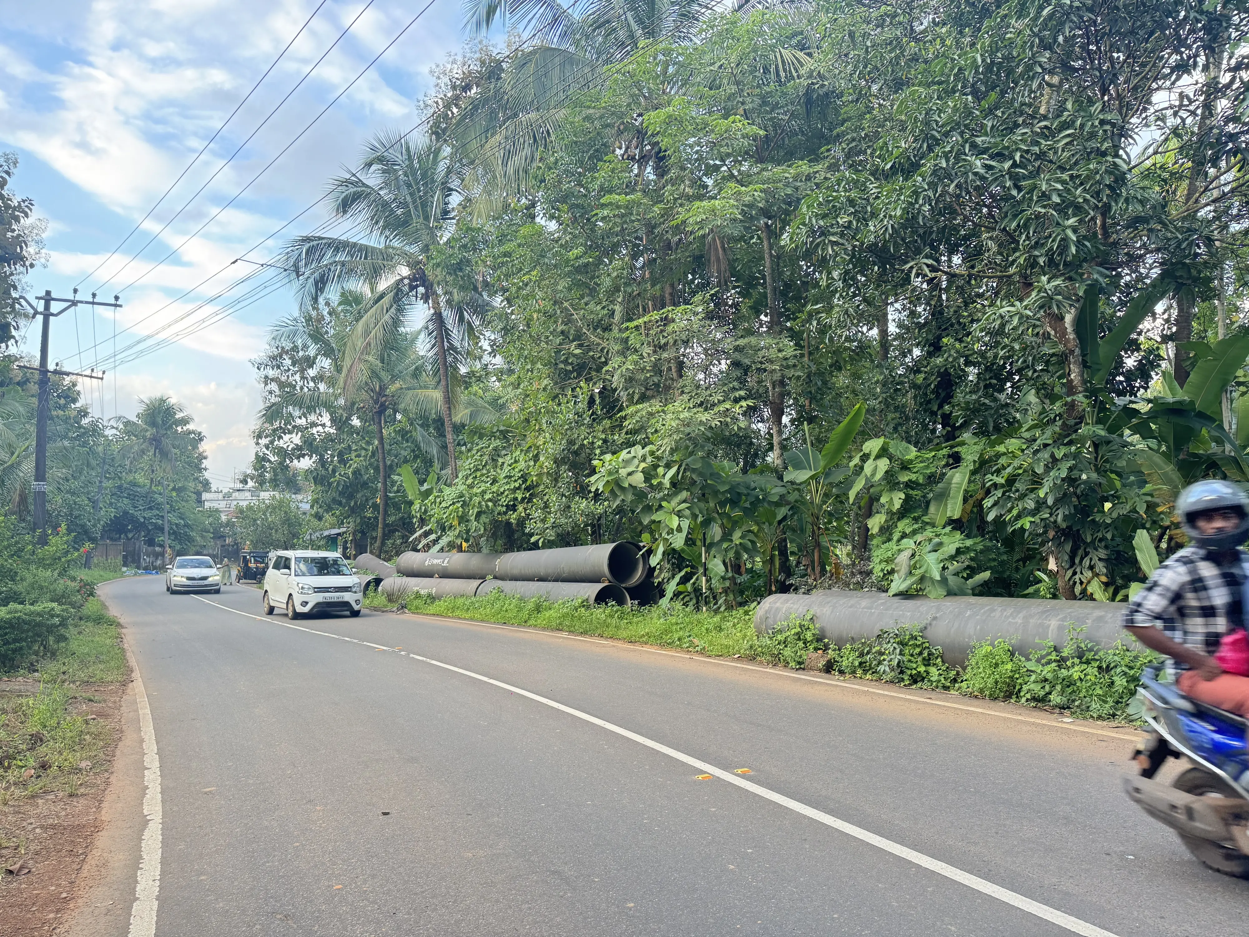 കണിയാർവയൽ-ഉളിക്കൽ റോഡിൽ മണ്ണേരി മുതൽ മഞ്ഞാങ്കരി വരെയുള്ള റോഡിന്റെ വിവിധ ഭാഗങ്ങളിലായി റോഡിനോട് ചേർന്ന് കൂറ്റൻ പൈപ്പുകൾ കൂട്ടിയിട്ടിരിക്കുന്നു