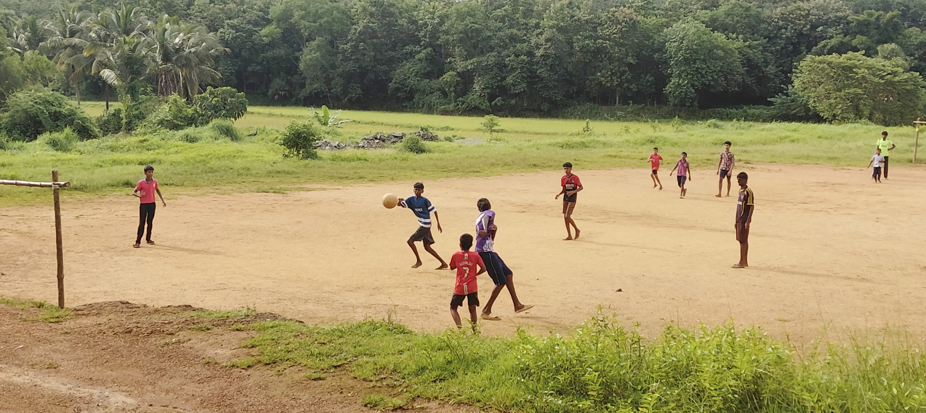 പറളി തേനൂരില്‍ സ്വകാര്യവ്യക്തിയുടെ സ്ഥലത്ത് ഫുട്‌ബോള്‍ കളിക്കുന്ന കുട്ടികള്‍