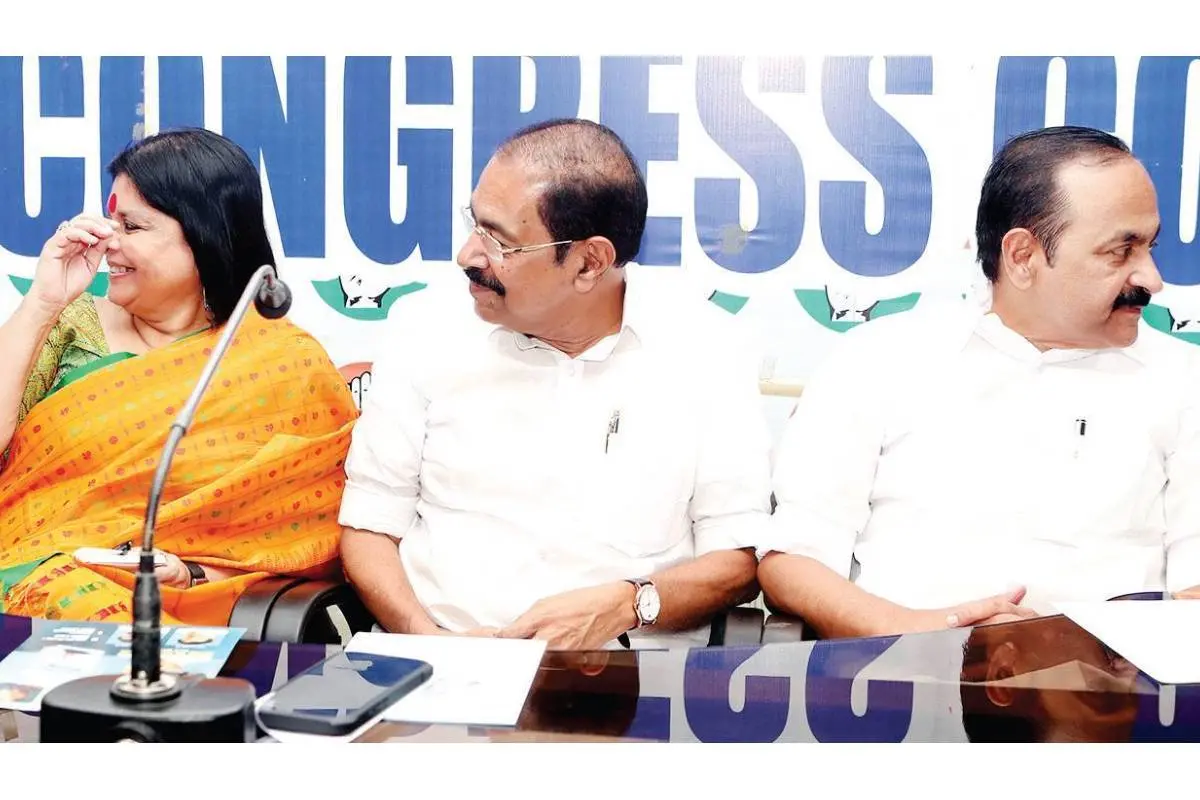 ഇന്ദിരാഭവനിൽനടന്ന കോൺഗ്രസ് രാഷ്ട്രീയകാര്യസമിതി യോഗത്തിൽ മന്ത്രി പി.സി. വിഷ്ണുനാഥും എ.ഐ.സി.സി. ജനറൽ സെക്രട്ടറി ദീപാ ദാസ്‌മുൻഷിയും സംഭാഷണത്തിലേർപ്പെട്ടപ്പോൾ. കെ.പി.സി.സി. പ്രസിഡന്റ് സണ്ണി ജോസഫ്, മുഖ്യമന്ത്രി വി.ഡി. സതീശൻ എന്നിവർ സമീപം | ഫോട്ടോ: ബിജു വർഗീസ്