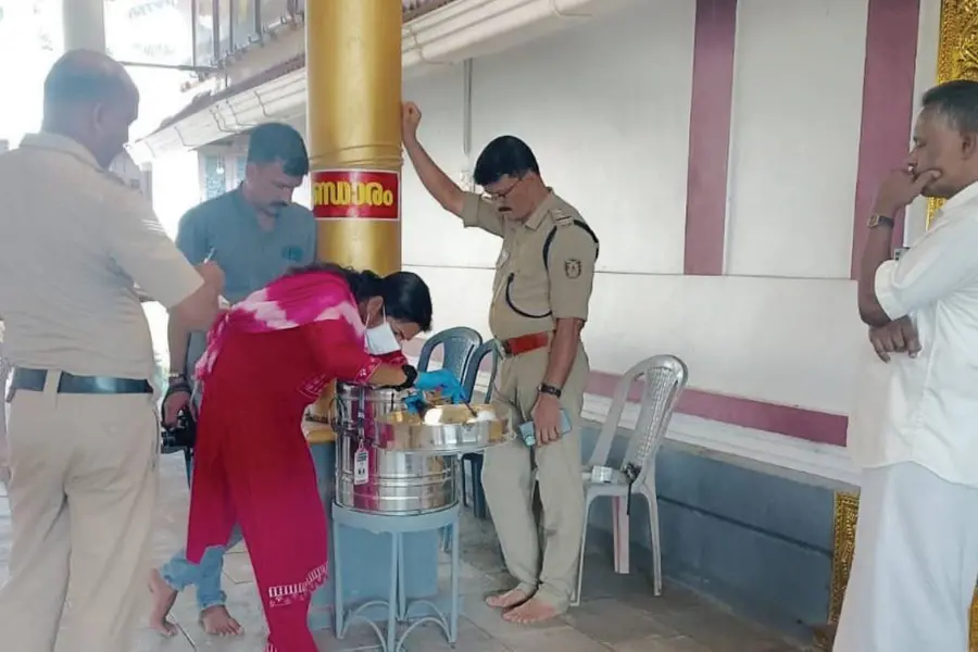 ക്ഷേത്രത്തിൽ ഭണ്ഡാരക്കൊള്ള, നോട്ട് മാത്രമെടുത്ത് സ്ഥലം വിട്ട് കള്ളൻ, ചില്ലറ ഉപേക്ഷിച്ചു