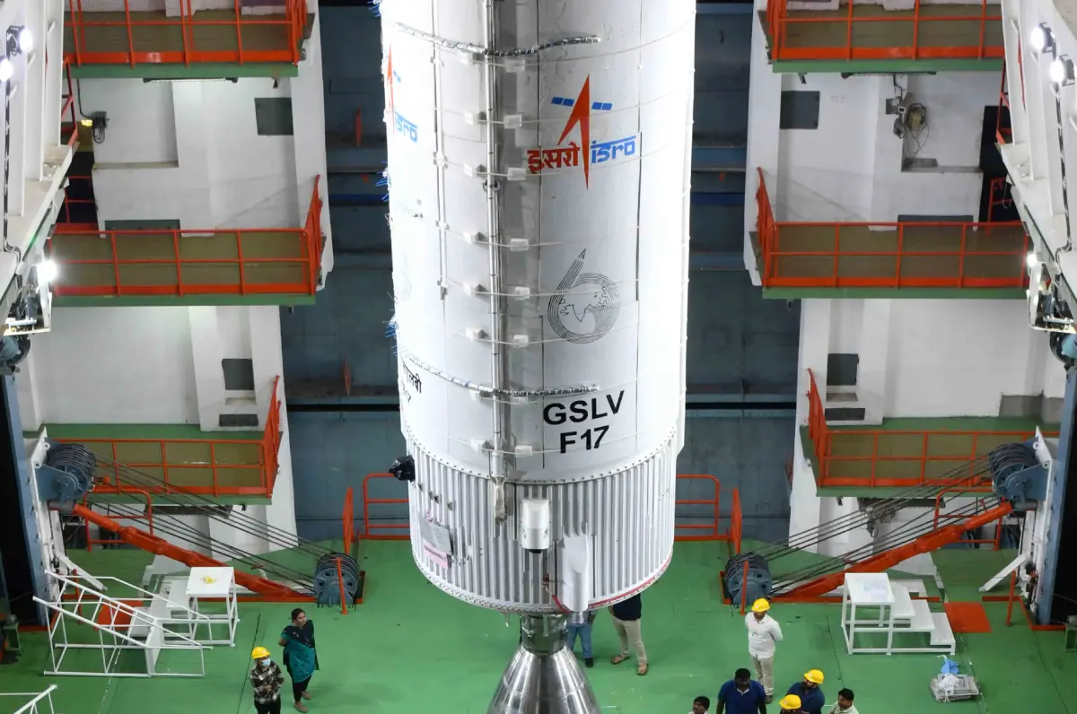 ജിഎസ്എൽവി എഫ് 17 നിർമാണത്തിനിടെ | Photo: ISRO