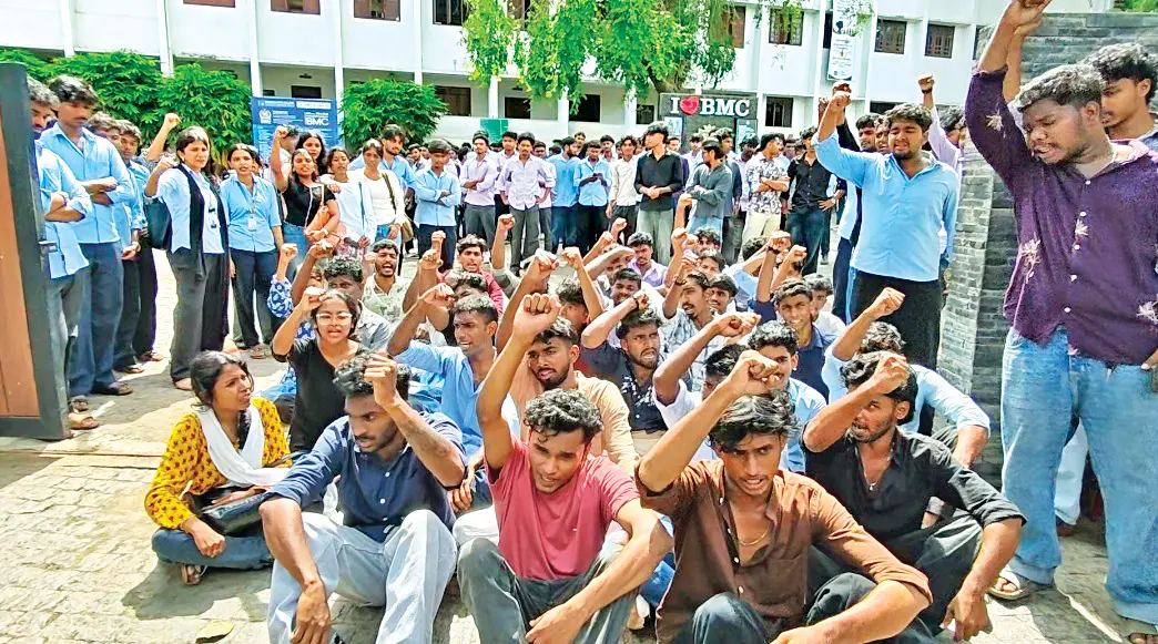 ചിത്രങ്ങൾ മോർഫ് ചെയ്ത് പ്രചരിപ്പിച്ച വിദ്യാർഥിക്കെതിരേ കർശന നടപടി ആവശ്യപ്പെട്ട് തൃക്കാക്കര ഭാരതമാതാ കോളേജിൽ വിദ്യാർഥികൾ പ്രതിഷേധിക്കുന്നു