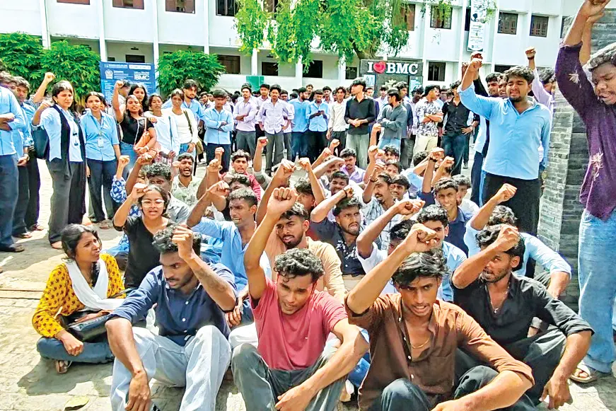 സഹപാഠികളുടെയും അധ്യാപകരുടെയും ചിത്രങ്ങൾ മോർഫ് ചെയ്ത് പ്രചരിപ്പിച്ചു; വിദ്യാർഥി കസ്റ്റഡിയിൽ