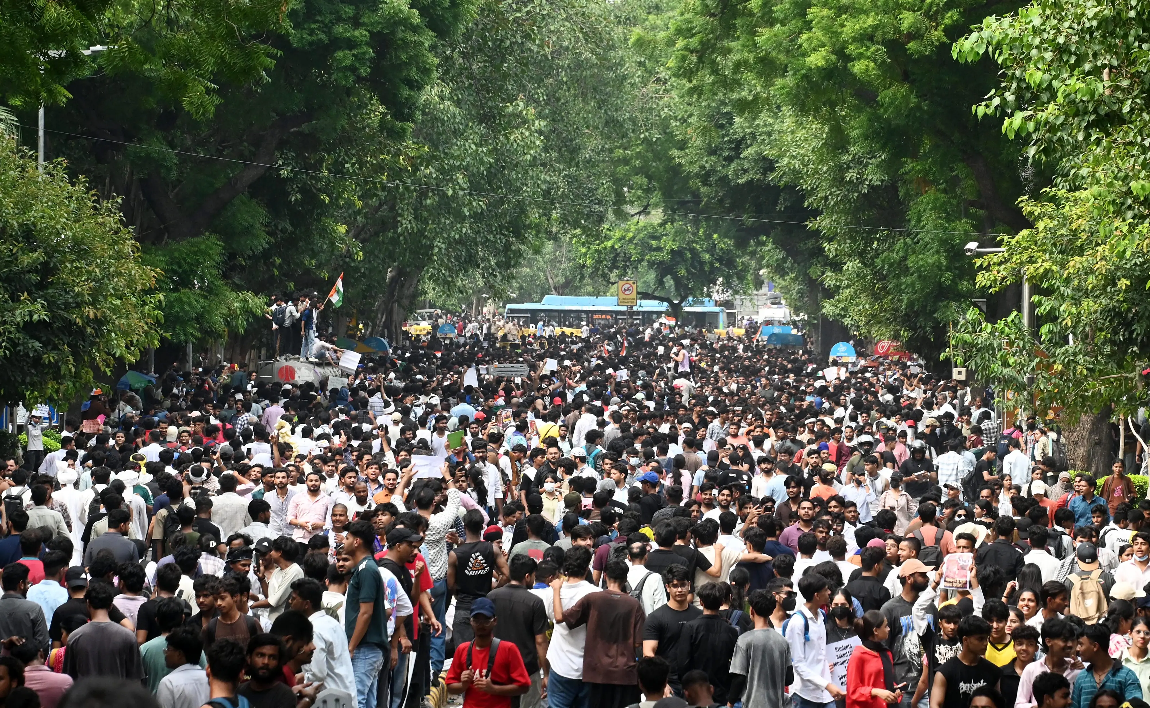 ന്യൂഡൽഹിയിൽ ധർമ്മേന്ദ്ര പ്രധാൻ്റെ രാജിയെത്തുടർന്ന് ജന്തർ മന്തറിന് സമീപം സി.ജെ.പി അനുഭാവികൾ ആഘോഷപ്രകടനം നടത്തുന്നു| Photo: ANI