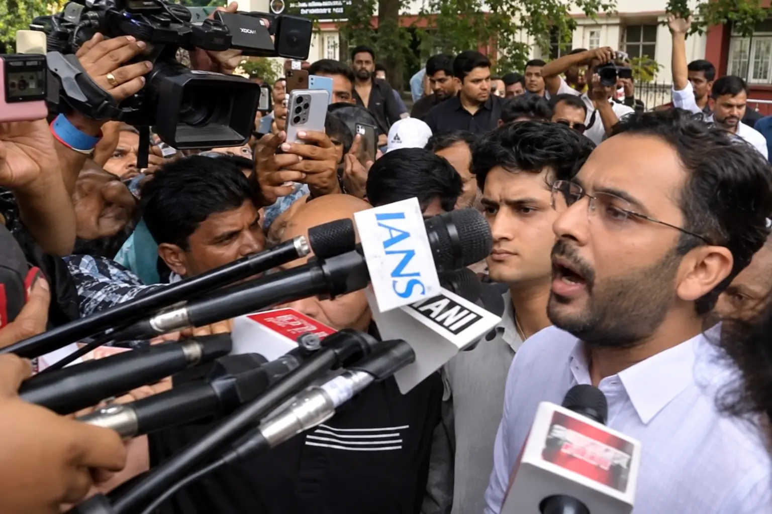 CJP leaders Saurav Das and Ashutosh Ranka speak to the media over the alleged assault on protester Nishu Azad's father, Sanjay Kumar. (Screengrab: ANI)
