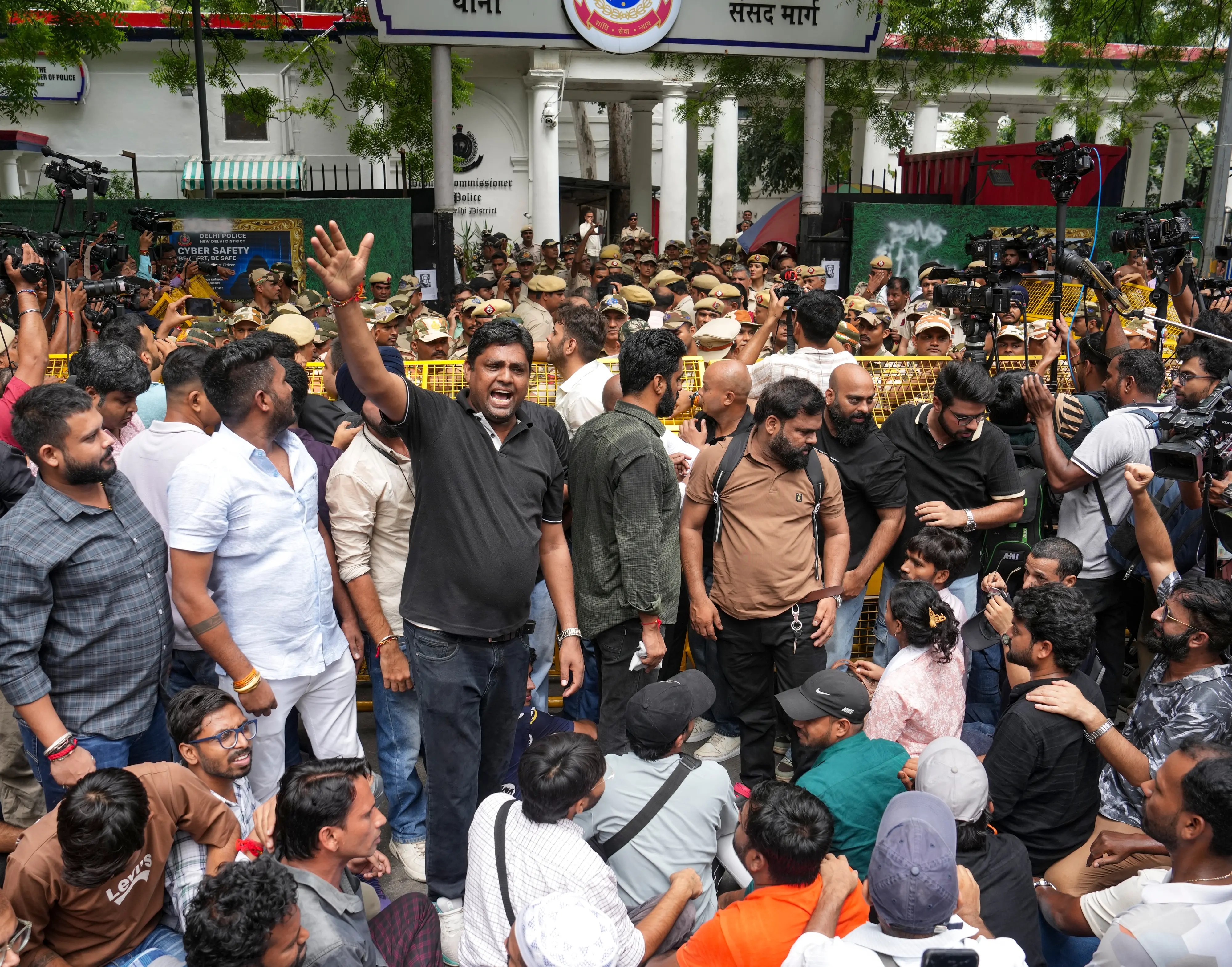 സിജെപി പ്രവർത്തകർ പാർലമെന്റ് സ്ട്രീറ്റ് പോലീസ് സ്റ്റേഷന് മുന്നിൽ നടത്തിയ പ്രതിഷേധത്തിൽനിന്ന് | Photo: PTI