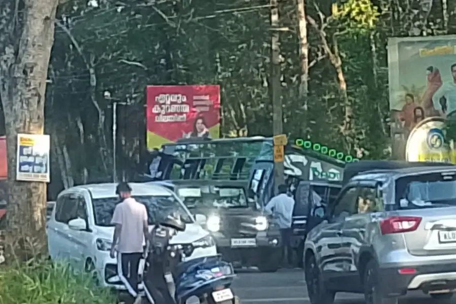 വാഗമണ്ണിലേക്ക് പോയ ടൂറിസ്റ്റ് ബസ്സിൽ മിനി ബസ്സിടിച്ച് അപകടം; വിദ്യാർഥികൾക്ക് പരിക്ക്
