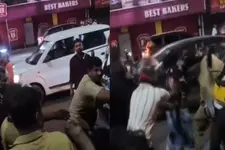കൊച്ചിയിൽ മദ്യലഹരിയിൽ യുവാവിന്റെ അഴിഞ്ഞാട്ടം; കെഎസ്ആർടിസി ബസ് തടഞ്ഞുനിർത്തി