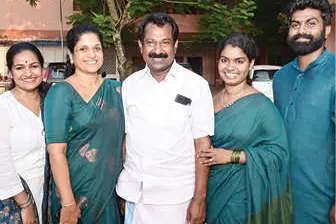 ഒരു കുടുംബം, നാല്‌ അധ്യാപകർ ഹാജർ