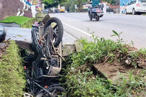 മേൽമൂടിയില്ല; ഒടുവിൽ ബൈക്കും ഓടയിൽ