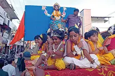മൗലിയിൽ മയിൽപ്പീലി ചാർത്തി...