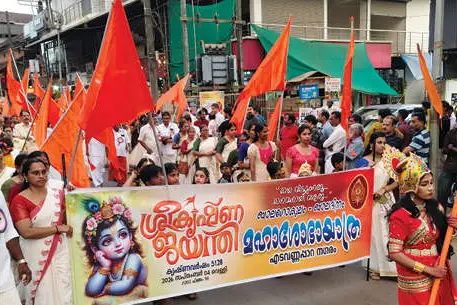 വീഥികൾക്ക് നിറംപകർന്ന് ഉണ്ണിക്കണ്ണൻമാർ...