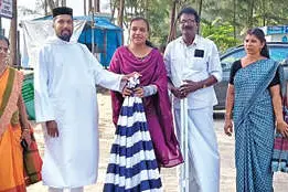 ലൈഫ് ഗാർഡുകൾക്ക് കുട നൽകി