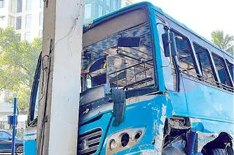 കുമ്പളം ടോൾപ്ലാസയിൽ ബസപകടം: 24 പേർക്ക് പരിക്ക്