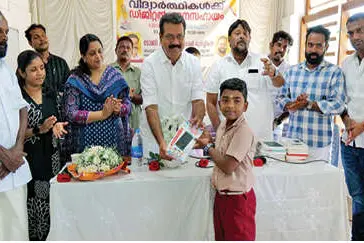 വിദ്യാർഥികൾക്ക് ടാബുകൾ നൽകി യൂത്ത് കോൺഗ്രസ്