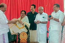 കശുവണ്ടി ഫാക്ടറിയിലെ ജോലിത്തിരക്കിലും ബിരുദധാരിയായി ബിന്ദു
