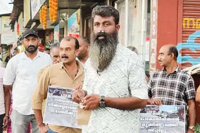 കക്കൂസ് മാലിന്യം പുറത്തേക്കൊഴുകുന്നു മൂക്കിൽ പഞ്ഞിവെച്ച് പ്രതിഷേധം