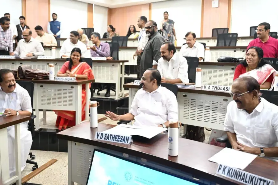 ക്ലാസ് തുടങ്ങി; 'പഠിപ്പി'യായി മുഖ്യമന്ത്രി, ചോദ്യങ്ങളുയർത്തി ചെന്നിത്തല; ഫോണടിച്ചാൽ ഫൈനടിക്കും