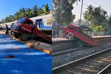 മുക്കാളിയിൽ റെയിൽവേ ട്രാക്കിലേക്ക് ടിപ്പർ മറിഞ്ഞു, ട്രെയിൻ ഗതാഗതം സ്തംഭിച്ചു