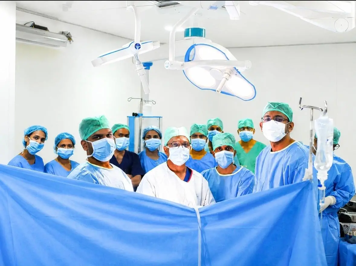 ശസ്ത്രക്രിയ ടീം അംഗങ്ങൾക്കൊപ്പം ഡോ: സാബു മുഹമ്മദ് നൈന