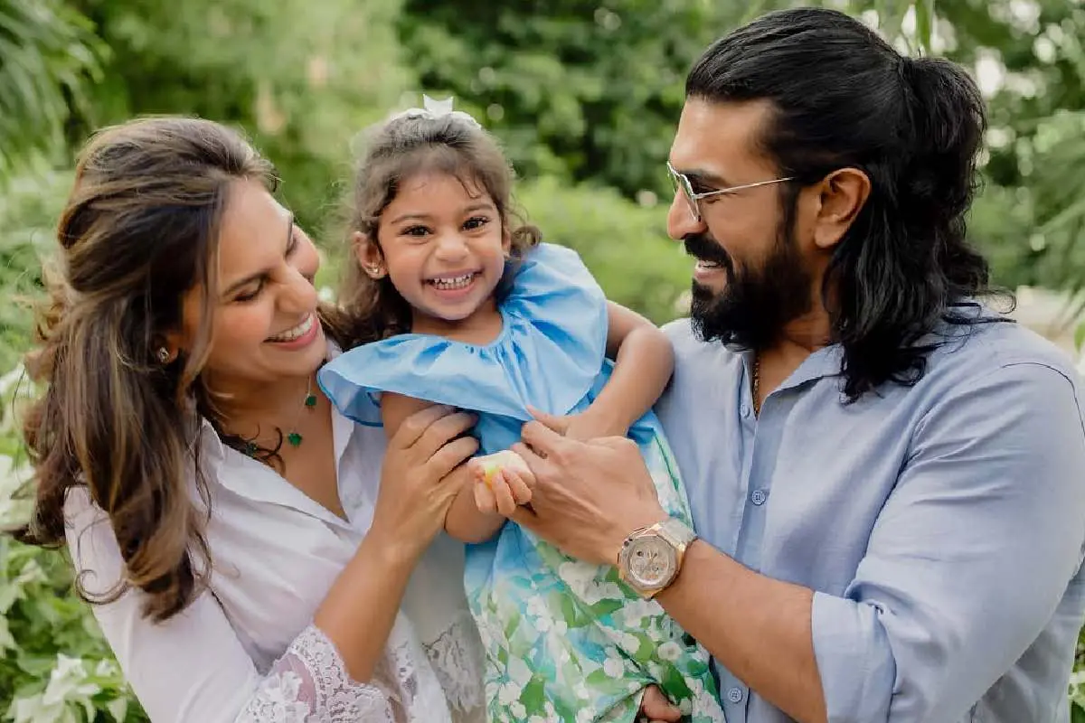 മകൾ ക്ലിൻ കാരയ്ക്കൊപ്പം രാംചരണും ഭാര്യ ഉപാസന കമിനേനിയും/Instagram