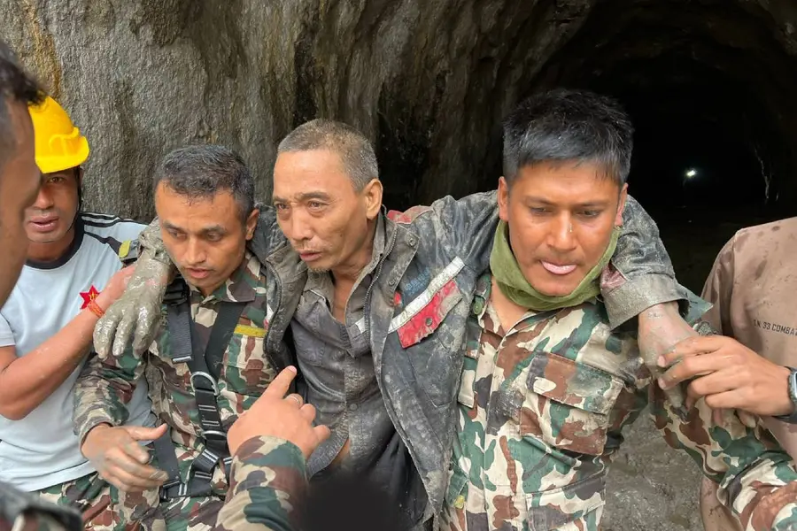 നേപ്പാൾ പ്രളയം:10 ദിവസത്തിനുശേഷം 2 പേർക്കുകൂടി പുതുജീവൻ; വിവിധ തുരങ്കങ്ങളിൽ അകപ്പെട്ടത് 500-ലേറെ പേർ