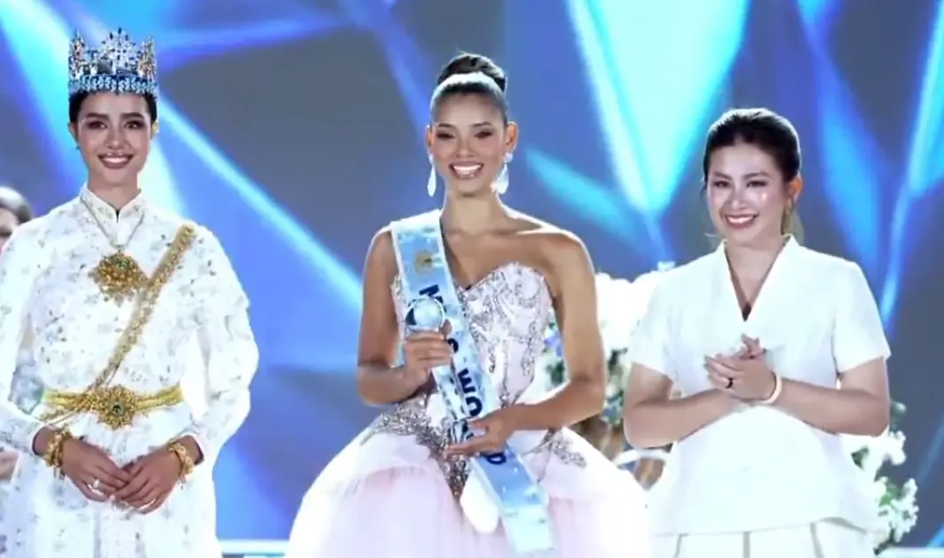 Joheirry Mola (centre)