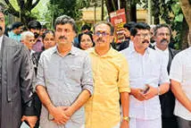 അഭിഭാഷകർ കോടതി നടപടി ബഹിഷ്കരിച്ചു