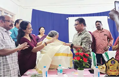 ഗുരുനാഥയായ അമ്മയ്ക്ക് ആർ.ഡി.ഒ. മകന്റെ ഗുരുവന്ദനം