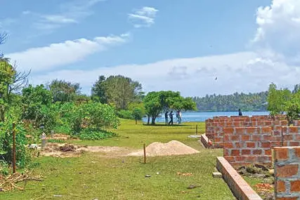 ഇടവയിൽ കായലിനും കടലിനും മധ്യേ അനധികൃത നിർമാണം