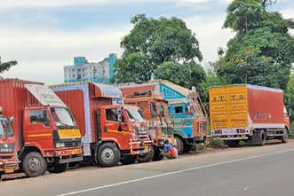 അനധികൃത ലോറി പാർക്കിങ്