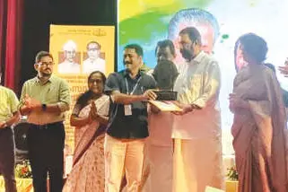 വിനോദ് കുമാർ അധ്യാപകനോളം ‘വളർന്ന’ നാടകക്കാരൻ