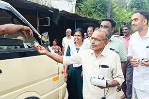 ‘നടുവൊടിയുന്ന യാത്രക്കാർക്ക്’ കുഴമ്പുനൽകി സി.പി.എം. പ്രതിഷേധം