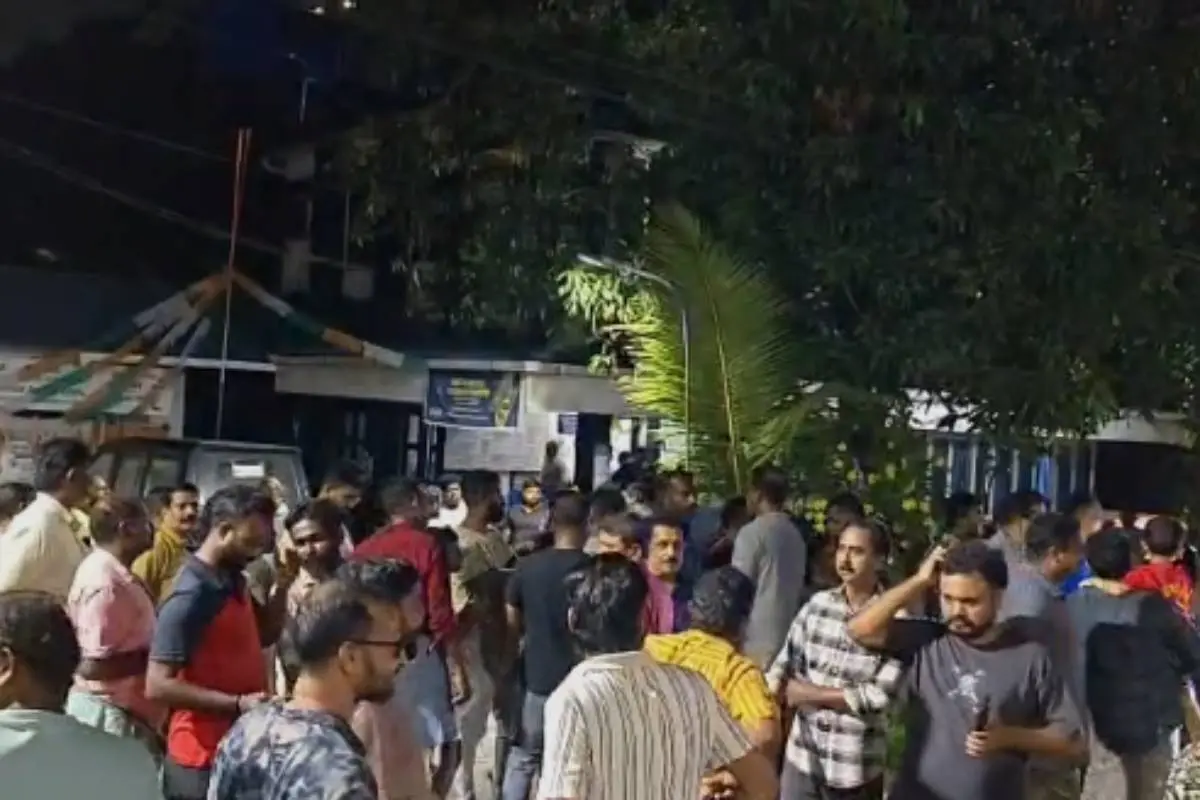 അപ്രഖ്യാപിത പവർ കട്ടിൽ പ്രതിഷേധിച്ച് ശനിയാഴ്ച രാത്രി നാട്ടുകാർ വൈറ്റില കെ.എസ്.ഇ.ബി. ഓഫീസ് ഉപരോധിക്കുന്നു