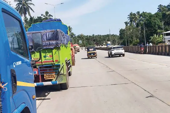 നിയന്ത്രണമില്ലാതെ ആറുവരിപ്പാതയോരത്ത് ലോറി പാർക്കിങ് വടകരയിലും അപകടഭീഷണി