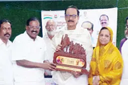 ഡോ. ഖാദർ മാങ്ങാടിന് ഗുരുവന്ദന ഉപഹാരം നൽകി