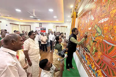 പുതുച്ചേരിക്ക് മയ്യഴിയുടെ വർണാദരം-ലോക് നിവാസിൽ ചിത്രങ്ങൾ സമർപ്പിച്ചു