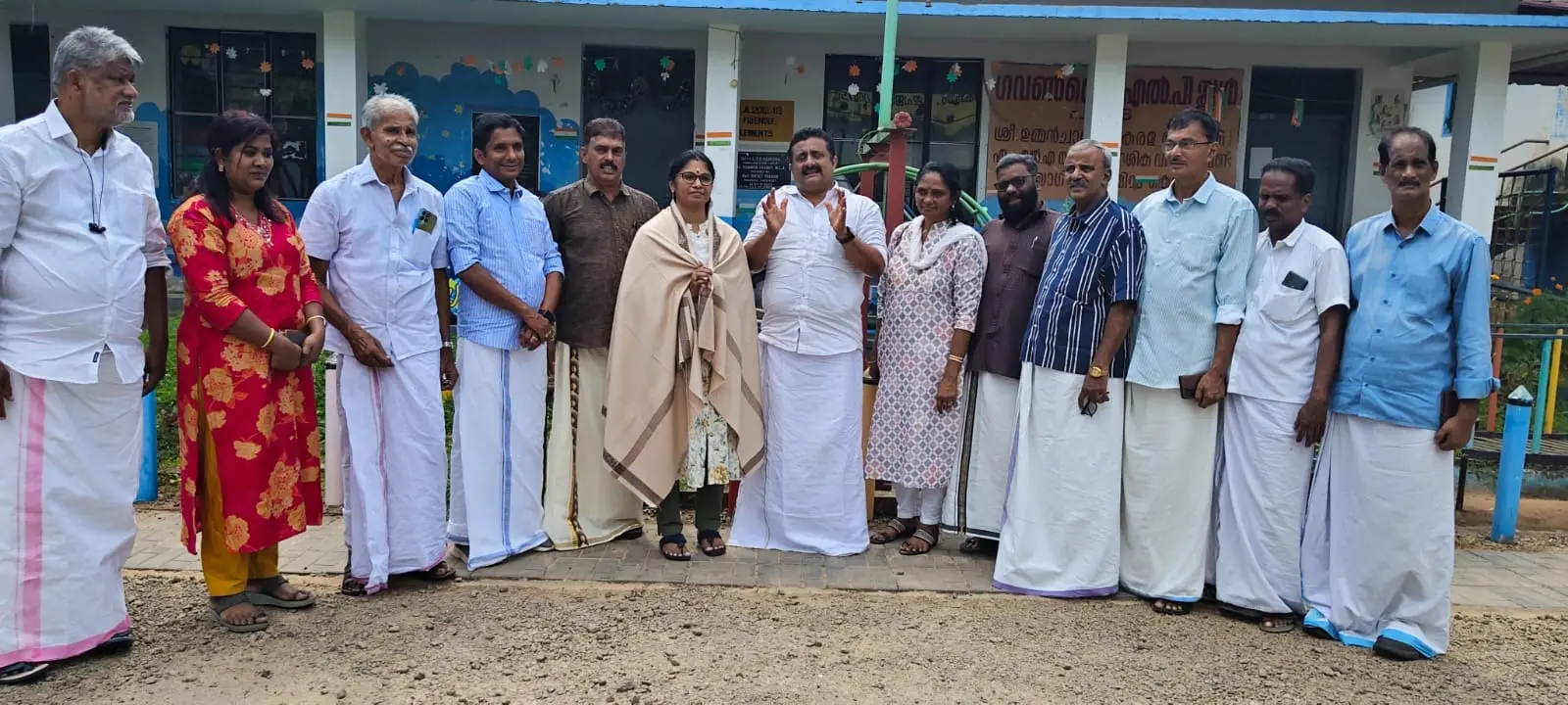 കൺസ്യൂമേഴ്സ് ഫെഡറേഷൻ ഓഫ് കേരള കൂരോപ്പട മണ്ഡലം കമ്മിറ്റി സംഘടിപ്പിച്ച അധ്യാപകദിനാചരണത്തിന്റെ ഭാഗമായി പങ്ങട ഗവ. എൽ.പി. സ്കൂൾ പ്രഥമാധ്യാപകൻ ടി.ജി. സുനിതകുമാരിയെ പാമ്പാടി ബ്ലോക്ക് പഞ്ചായത്ത് പ്രസിഡൻറ് ജെയ്ജി പാലയ്ക്കലോടി പൊന്നാടയണിയിച്ച് ആദരിക്കുന്നു