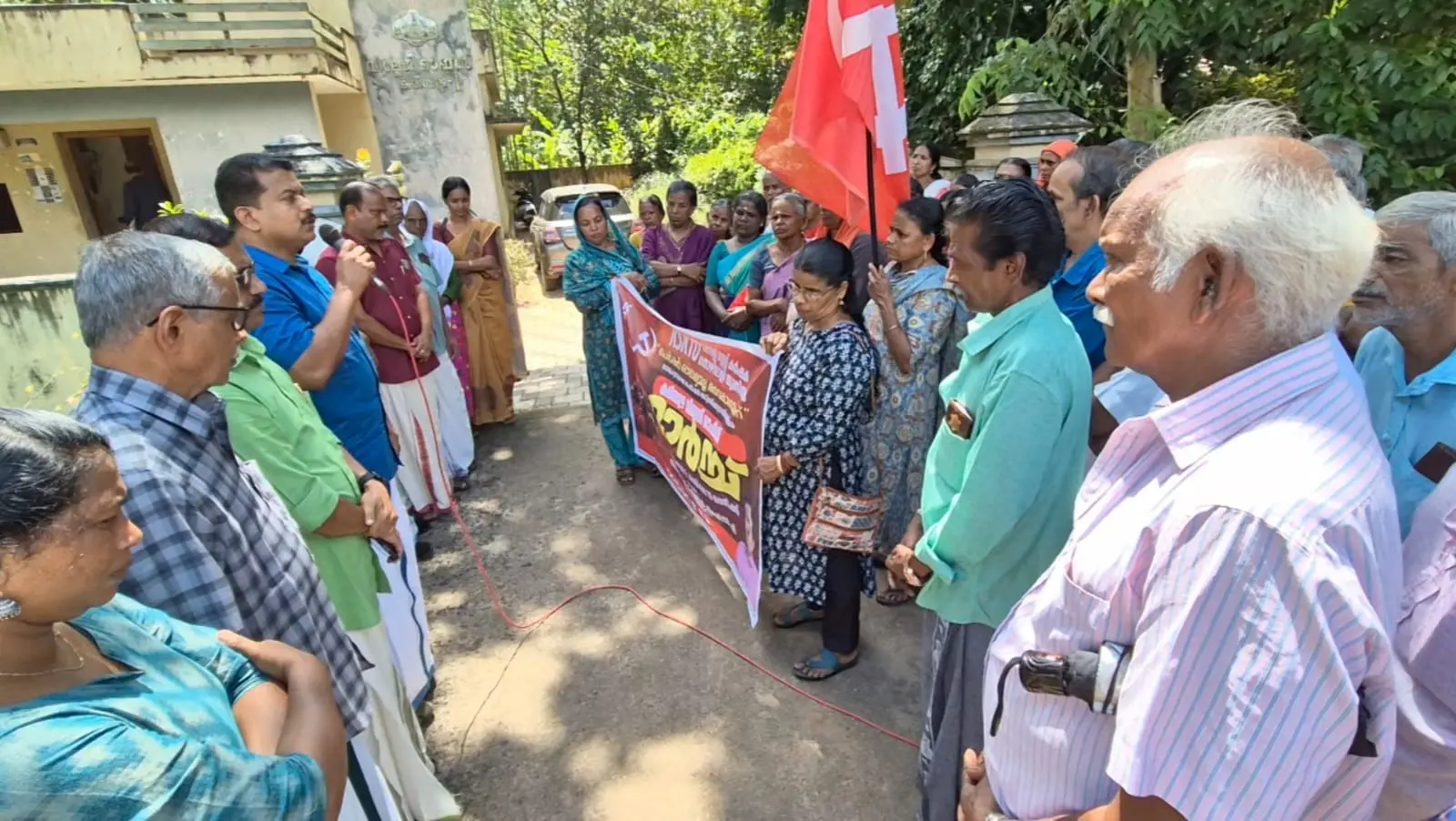 കെ.എസ്.കെ.ടി.യു. കരിമ്പുഴ വില്ലേജ് കമ്മിറ്റിയുടെ നേതൃത്വത്തിൽ നടത്തിയ മാർച്ച് കെ. പ്രേംകുമാർ എം.എൽ.എ. ഉദ്ഘാടനം ചെയ്യുന്നു